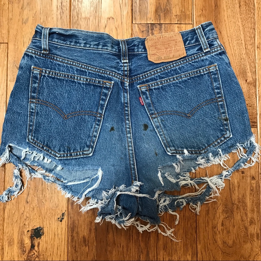 Vintage Levi’s Denim Shorts - Picture 3 of 3